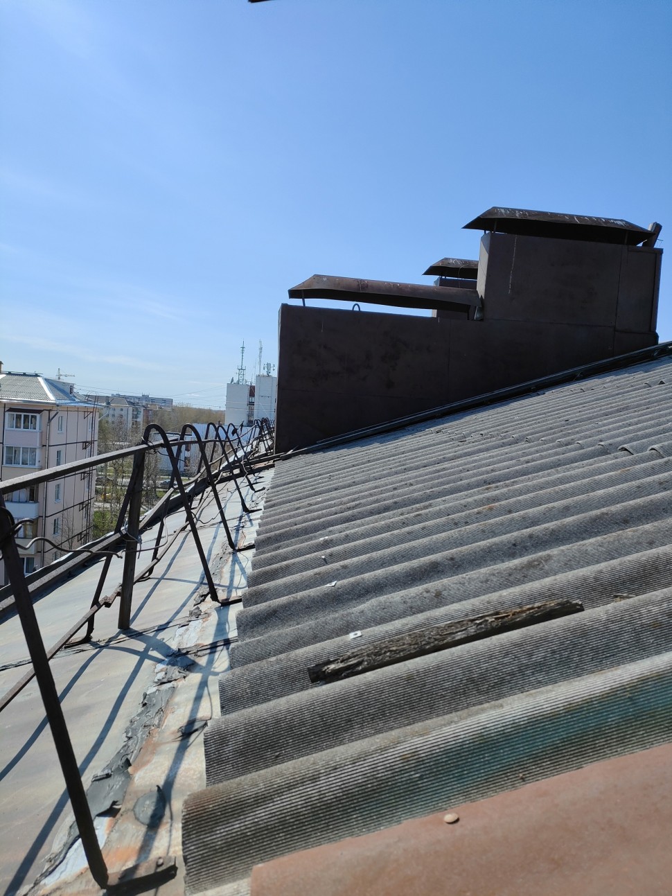 В Северодвинске продолжаются капремонты крыш многоквартирных домов
